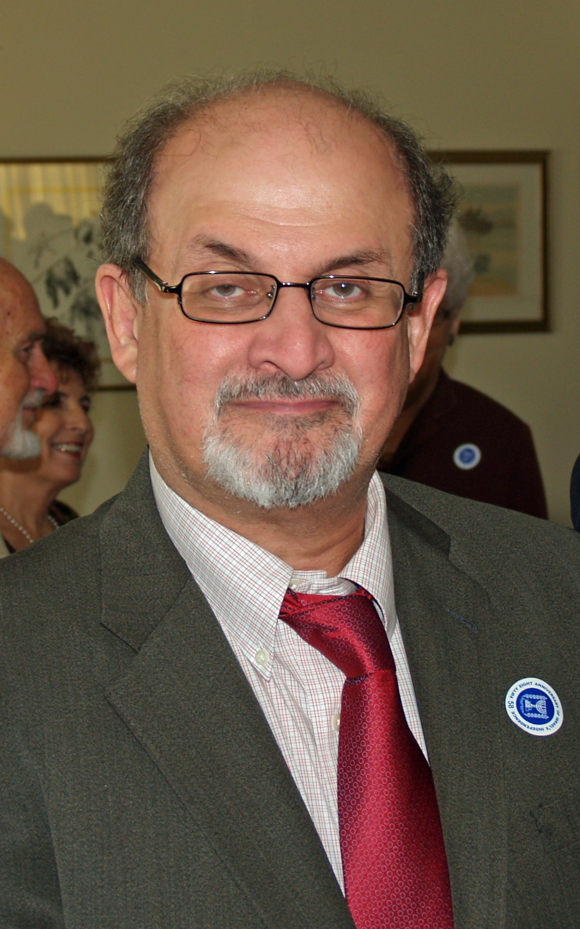 Salman Rushdie attaque cou coup fatwa auteur versets sataniques Plare