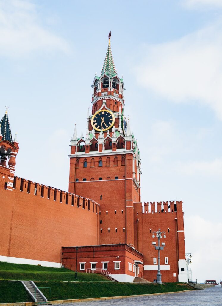 Kremlin television etat russe Ukraine menace Plare