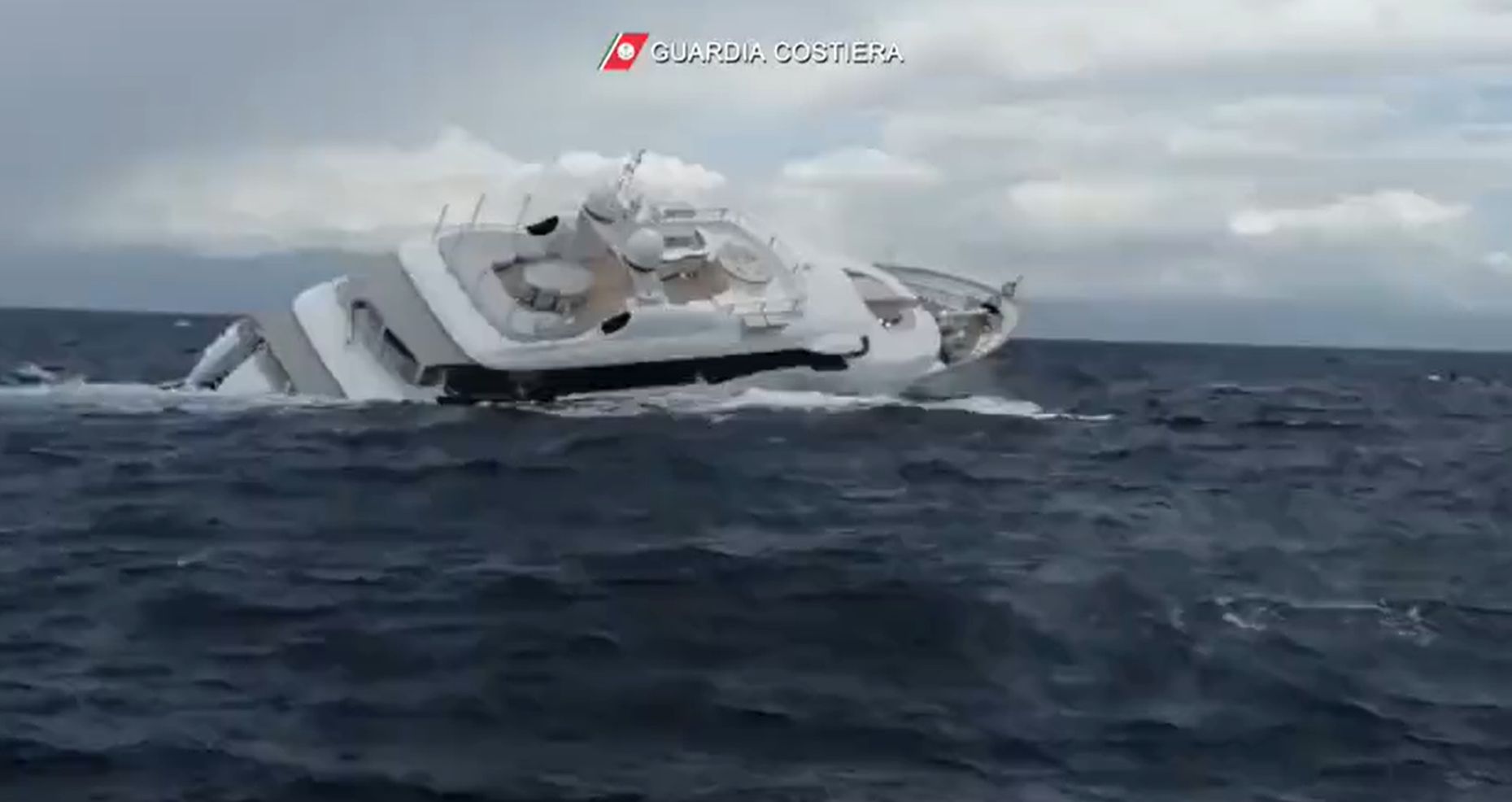 images impressionnantes naufrage super-yacht large Italie Capture Twitter Guardia costiera Plare