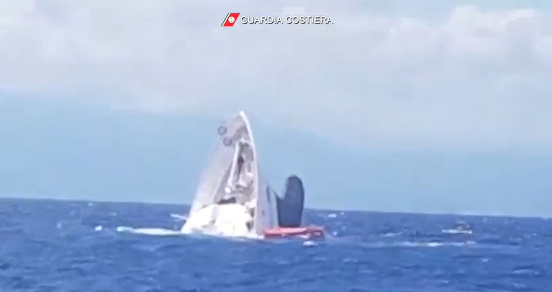 images impressionnantes naufrage super-yacht large Italie bateau coule Capture Twitter Guardia costiera Plare