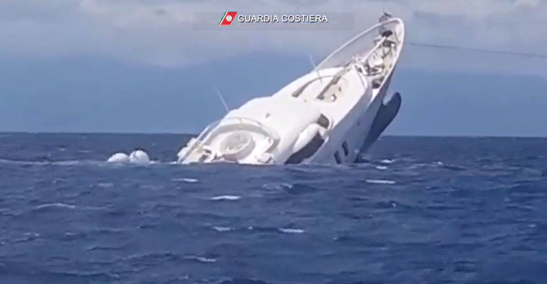 images impressionnantes naufrage super-yacht large Italie sombre eaux tempete Capture Twitter Guardia costiera Plare