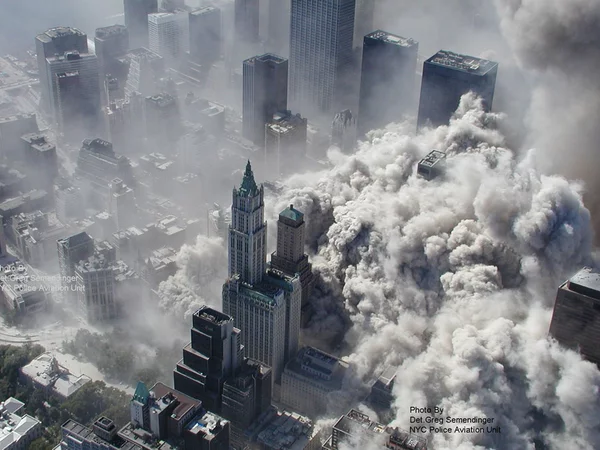 9.11 effondrement des deux twin towers WTC 1 et 2 Tous Droits Réservés Greg Semendinger NYC Police Aviation Unit