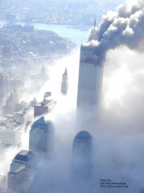 9.11 effondrement premiere tour WTC 2 Tous Droits Réservés Greg Semendinger NYC Police Aviation Unit
