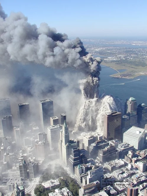 9.11 effondrement seconde tour WTC 1 Tous Droits Réservés Greg Semendinger NYC Police Aviation Unit
