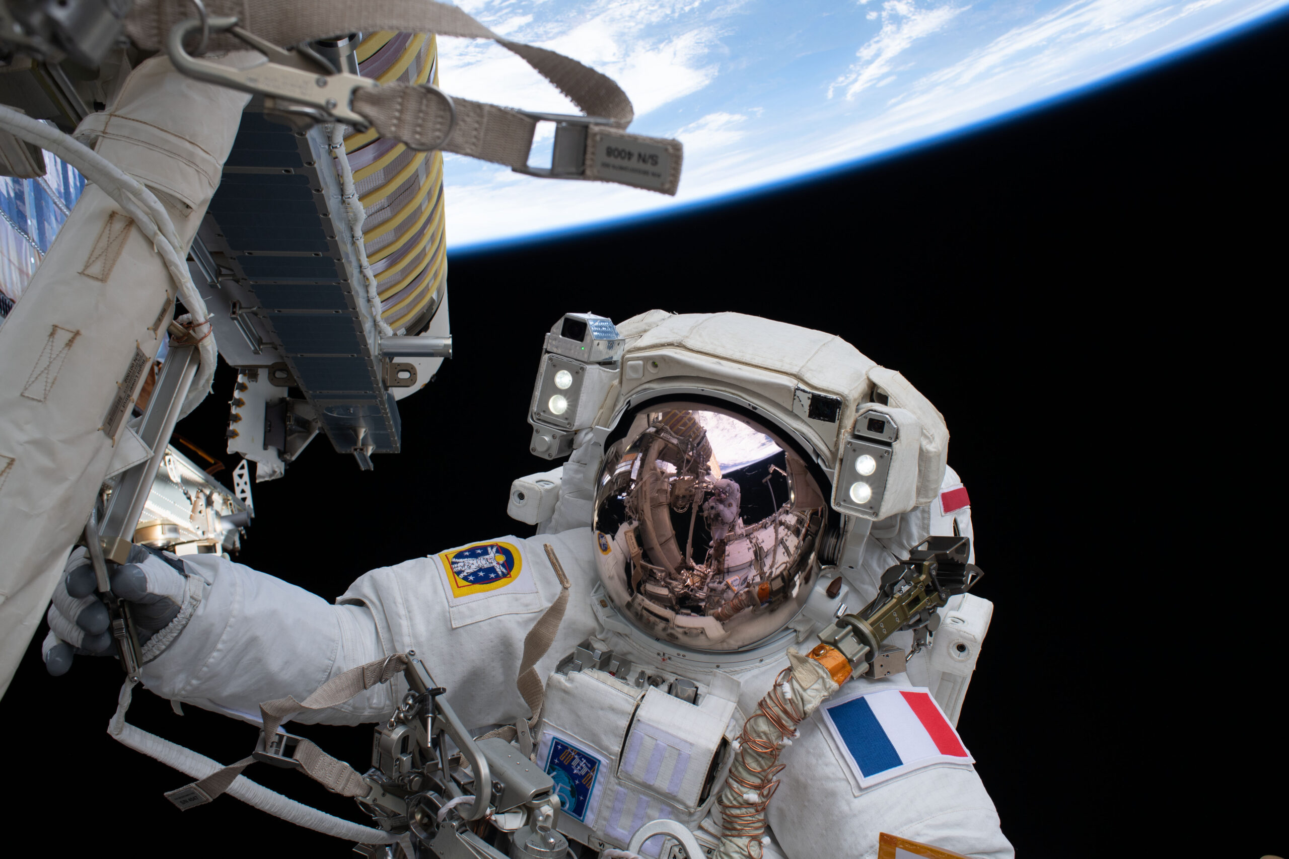 Thomas pesquet astronaute espace combinaison sortie espace Plare