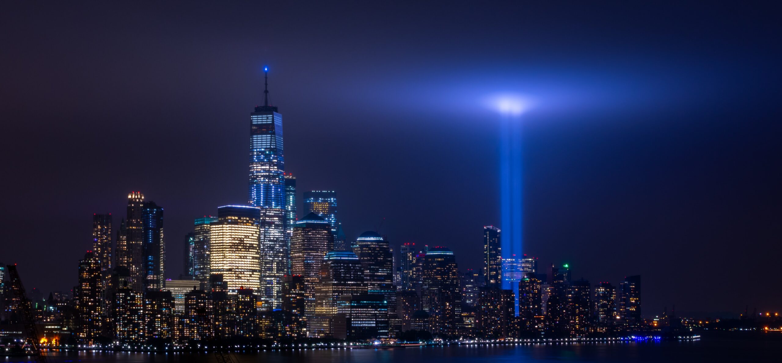 Lumiere symbolisant les deux tours apres les attentats 9.11 11 septembre 2001 reconstruction Plare