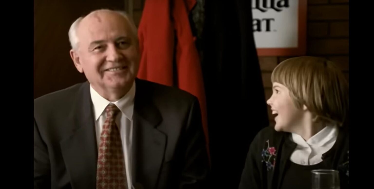 Buzz : Mikhaïl Gorbatchev et la pub Pizza Hut Pizza Hut Pub Gorbatchev - Plare