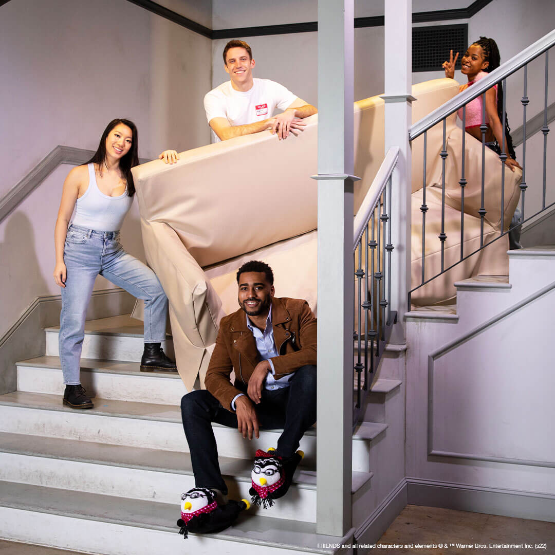 The Friends Experience le canape escalier Plare