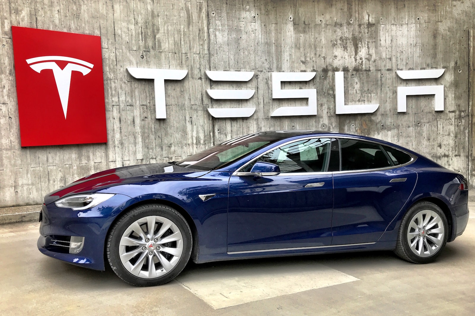 Tesla marque arnaque constructeur voiture electrique Plare