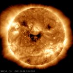 Nasa observatoire Solar Dynamics photo Soleil qui semble sourire trous coronaux Plare