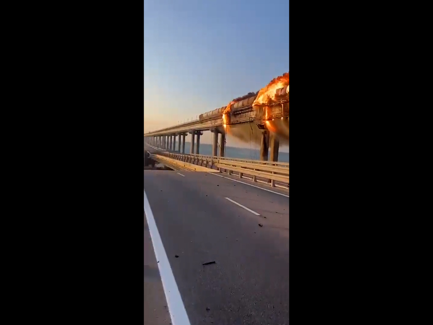 Pont crimée flammes explosion guerre Ukraine Plare