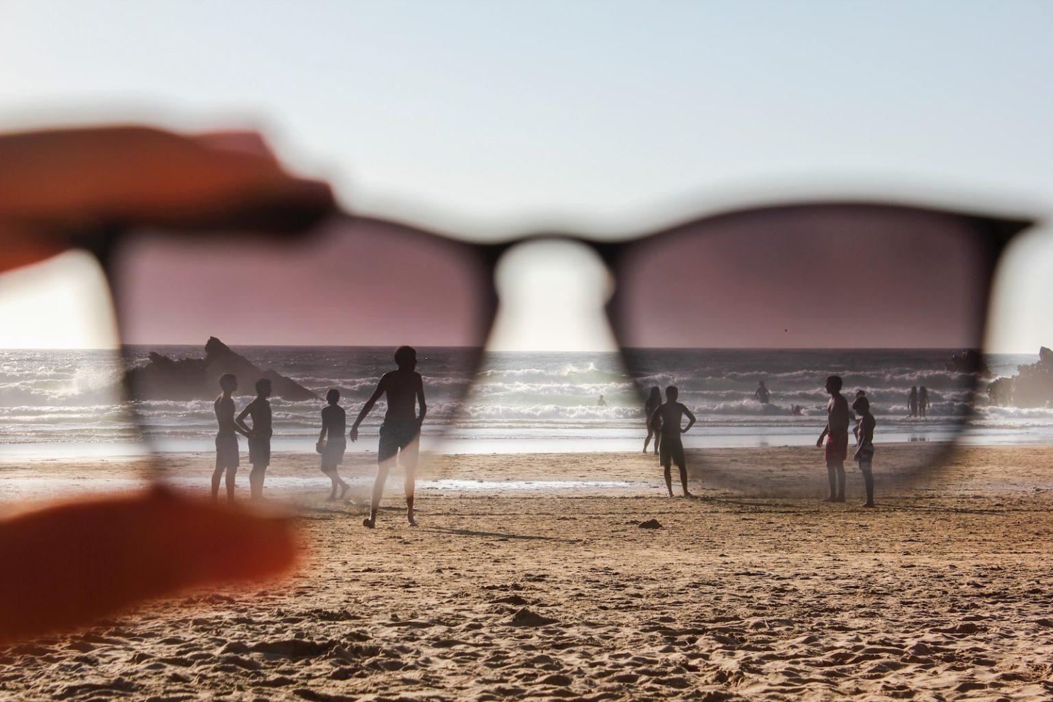 10 meilleurs sites pour acheter des lunettes en ligne people on beach during sunset