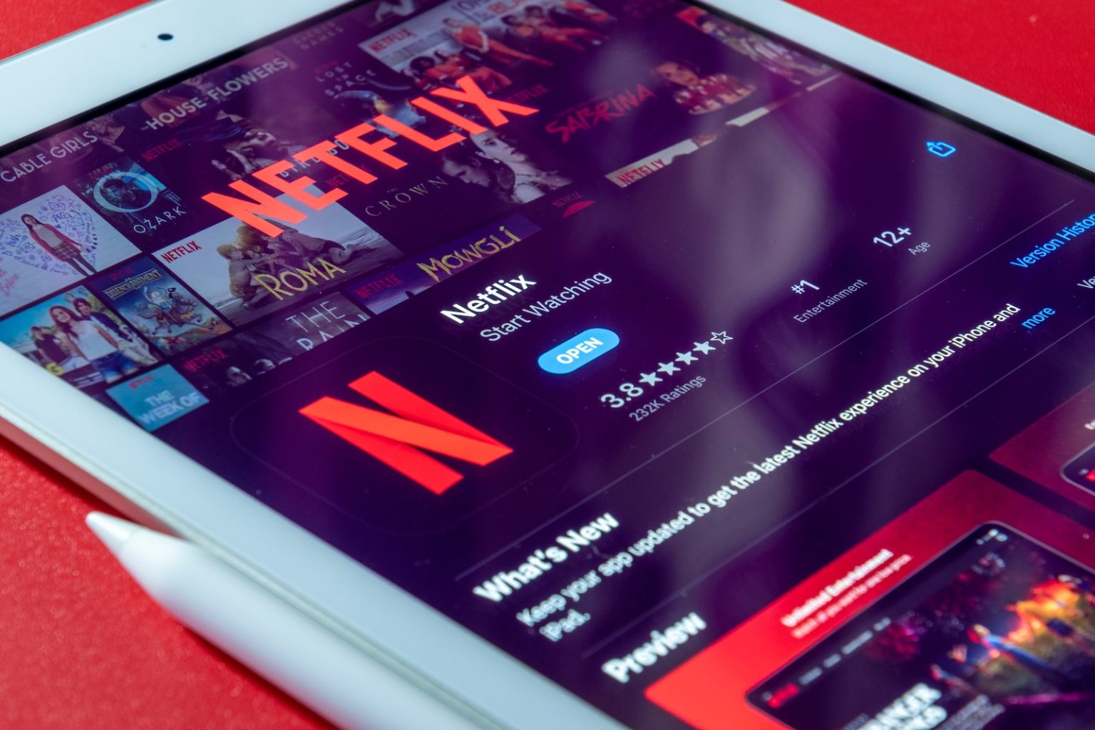 Netflix gratuit : comment profiter de la plateforme sans payer ? white tablet computer turned on displaying game