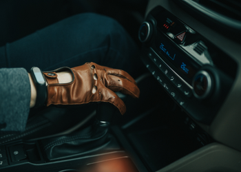 Peut-on conduire avec une paire de gants