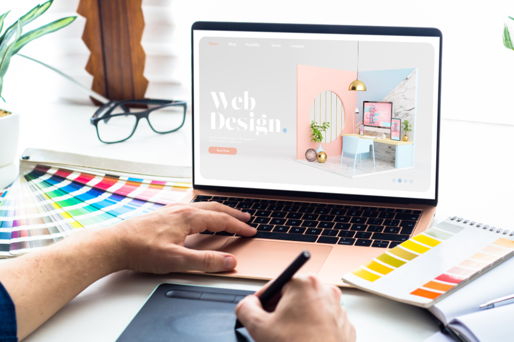 Comment créer son identité visuelle ? homme en train de dessinner sur une tablette graphique