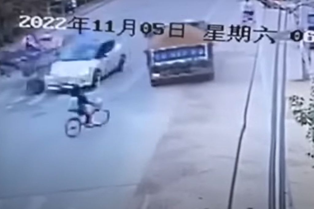 VIDEO Chine un conducteur perd controle Tesla tue deux personnes percute vehicule - plare.
