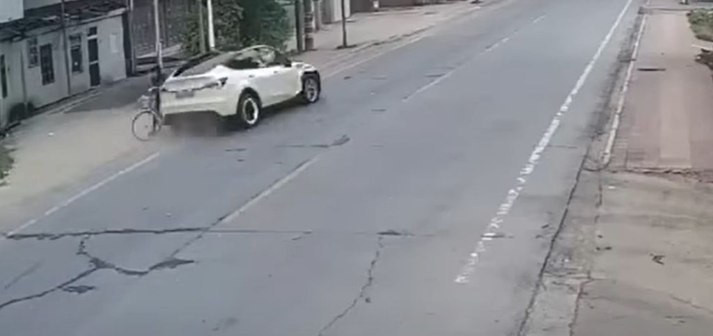 VIDÉO Chine un conducteur perd le contrôle Tesla tue deux personnes