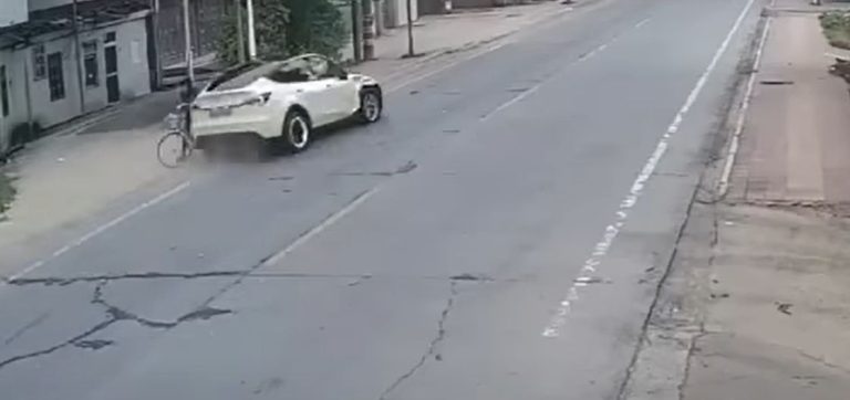VIDÉO Chine un conducteur perd le contrôle Tesla tue deux personnes