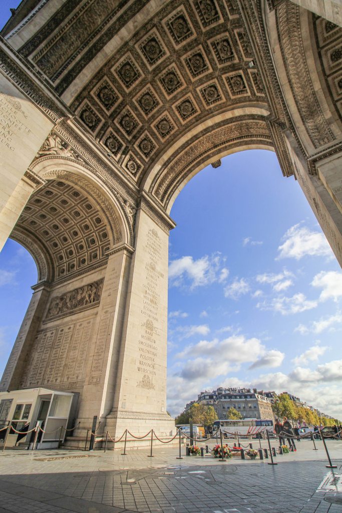 Tombe flamme Soldat Inconnu Pourquoi le 11 novembre est-il férié en France et dans d’autres pays ?