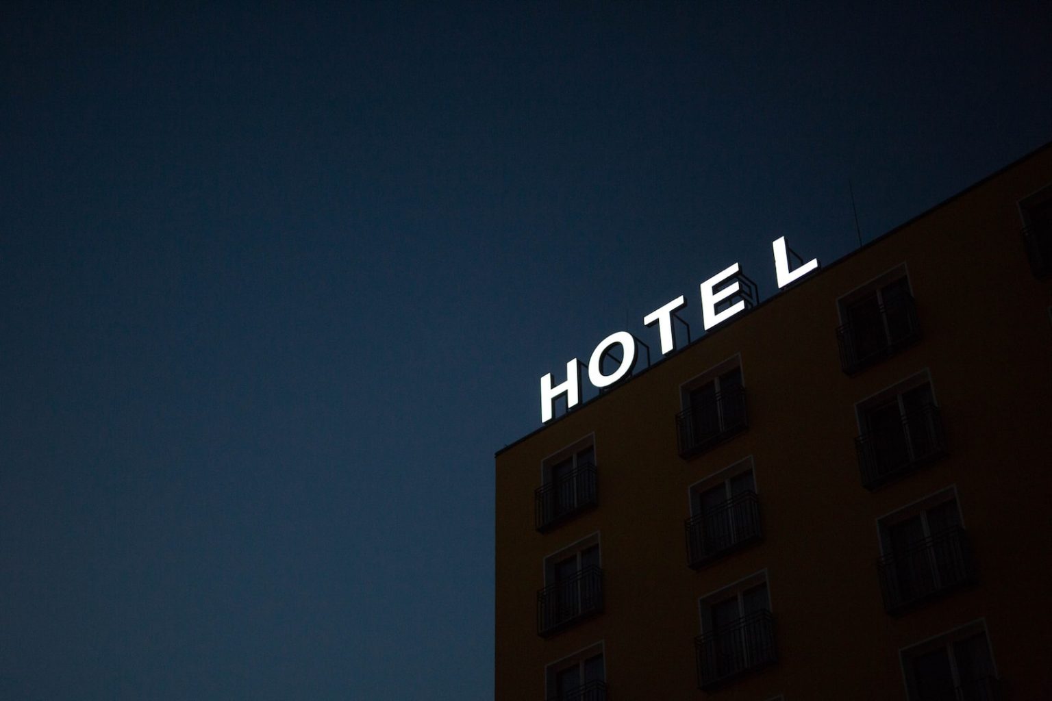 Les 10 meilleurs sites de réservation d’hôtel en 2022 low-angle photo of Hotel lighted signage on top of brown building during nighttime