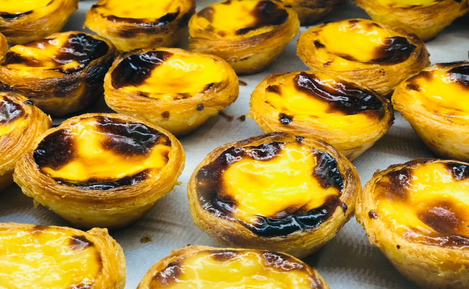 Recette de Pastéis de nata Recette de pastel de nata Portugal patisserie creme Belém Flan Plare