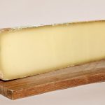 COMTE : une tranche de ce fromage francais d appellation d origine protegee (AOP)
