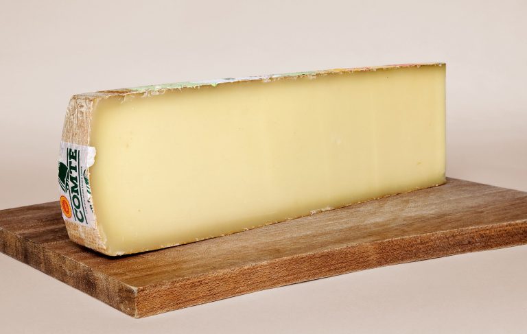 COMTE : une tranche de ce fromage francais d appellation d origine protegee (AOP)