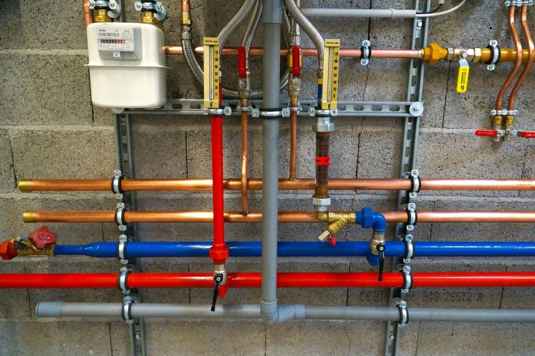 plombier pour déboucher une canalisation résidentielle