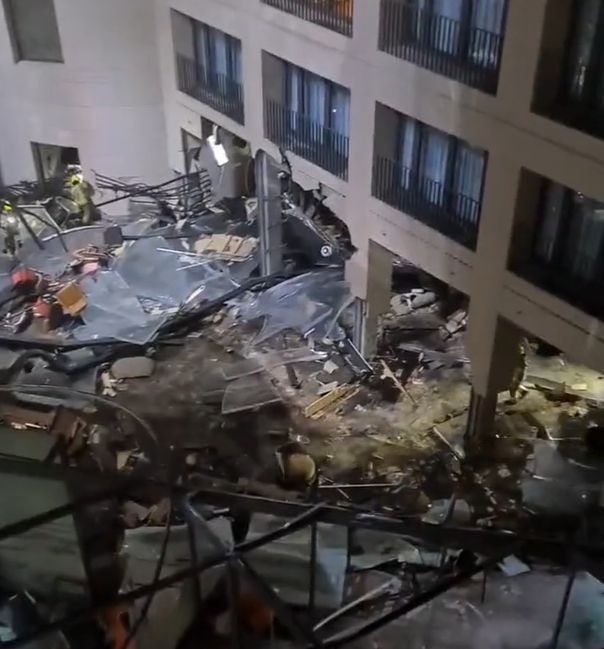 Aquadom plus grand aquarium accident Berlin Radisson Hotel