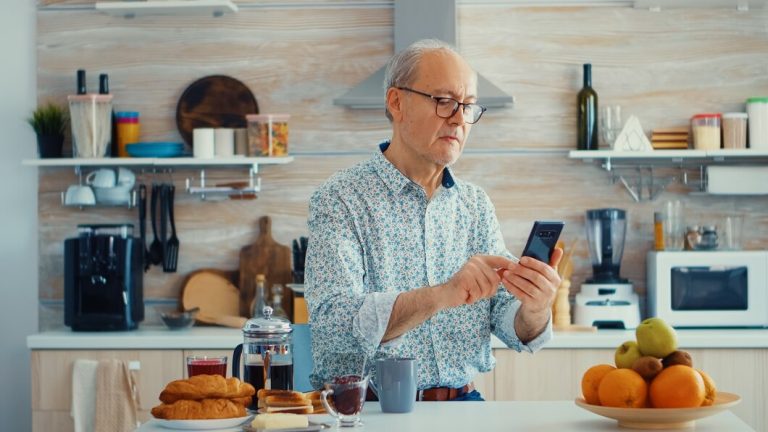 Comment choisir un téléphone fixe ou portable pour une personne âgée