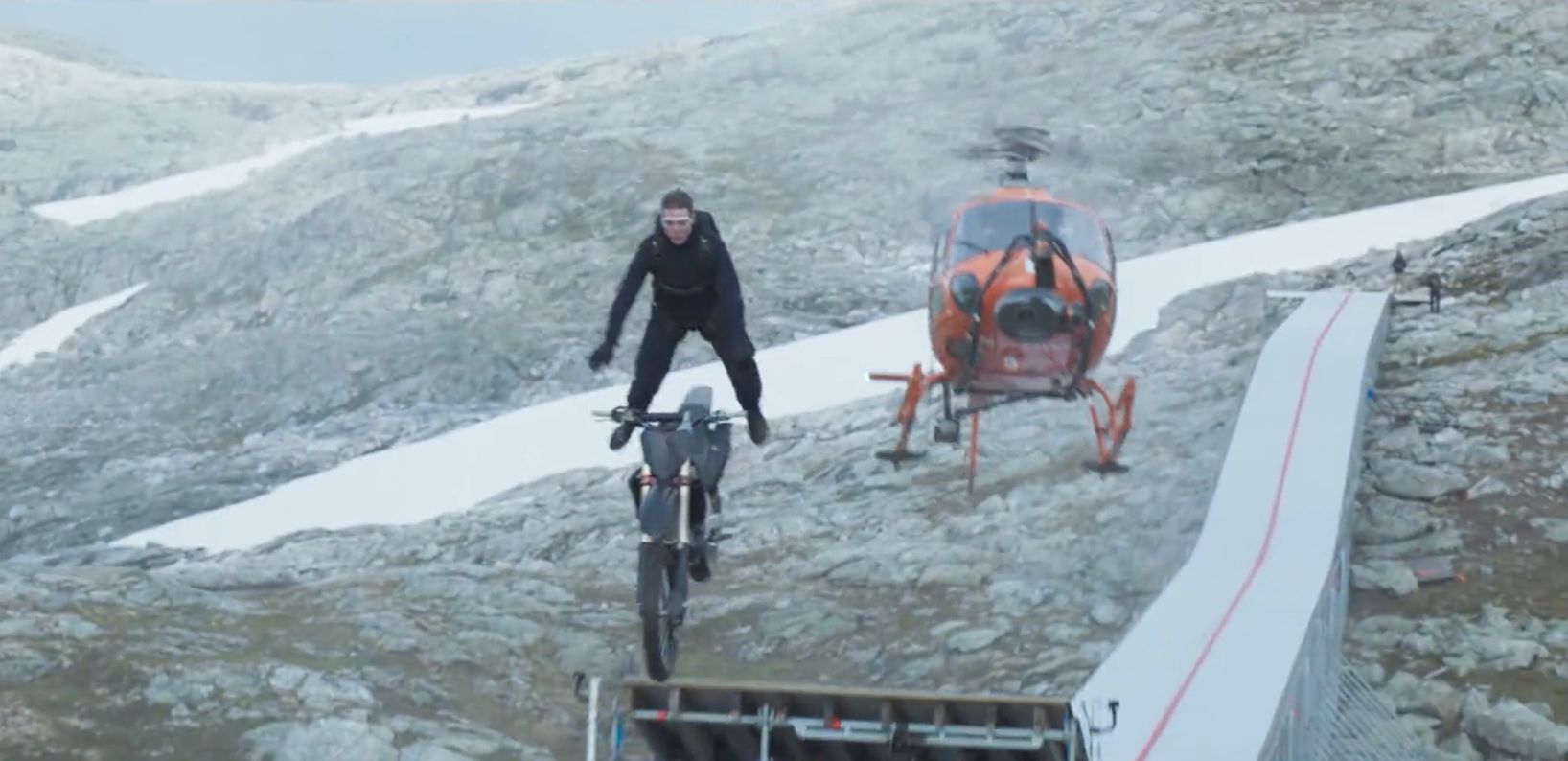 Mission Impossible 7 : Tom Cruise fait la cascade la plus dangereuse du cinéma en sautant dans le vide d'une falaise en moto