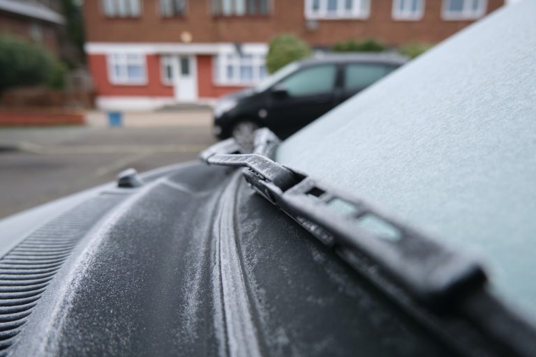 Hiver : comment dégivrer ses essuie-glaces