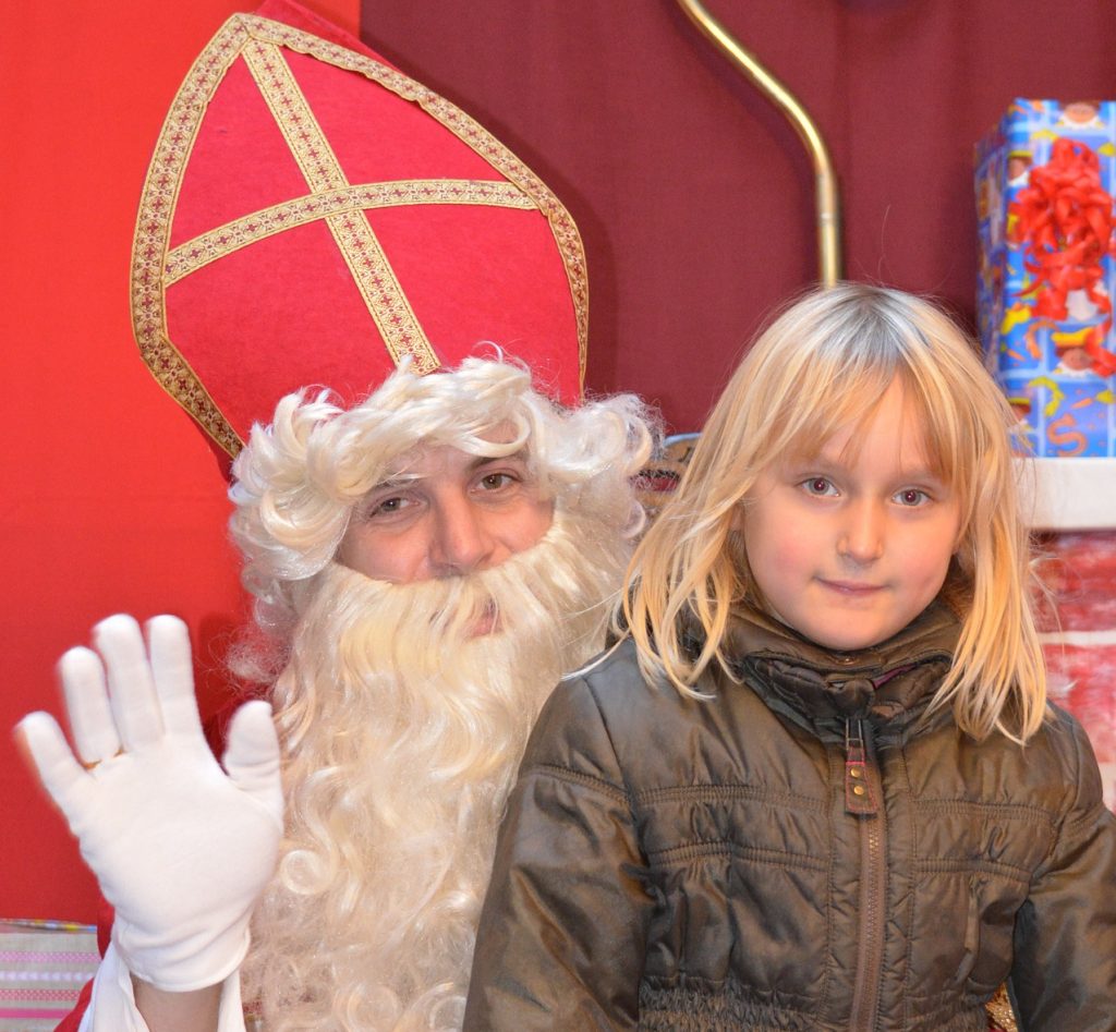 saint nicolas et les filles e1670351907102 - plare.