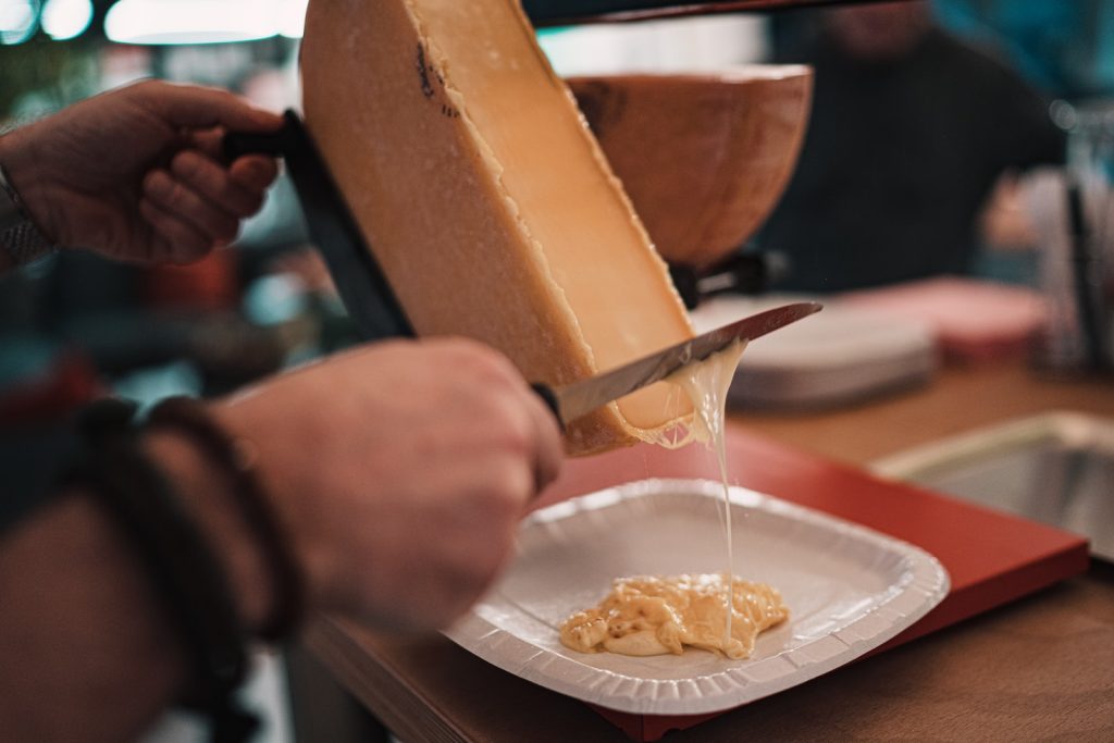 La raclette en hiver plat idéal charcuterie journée internationale