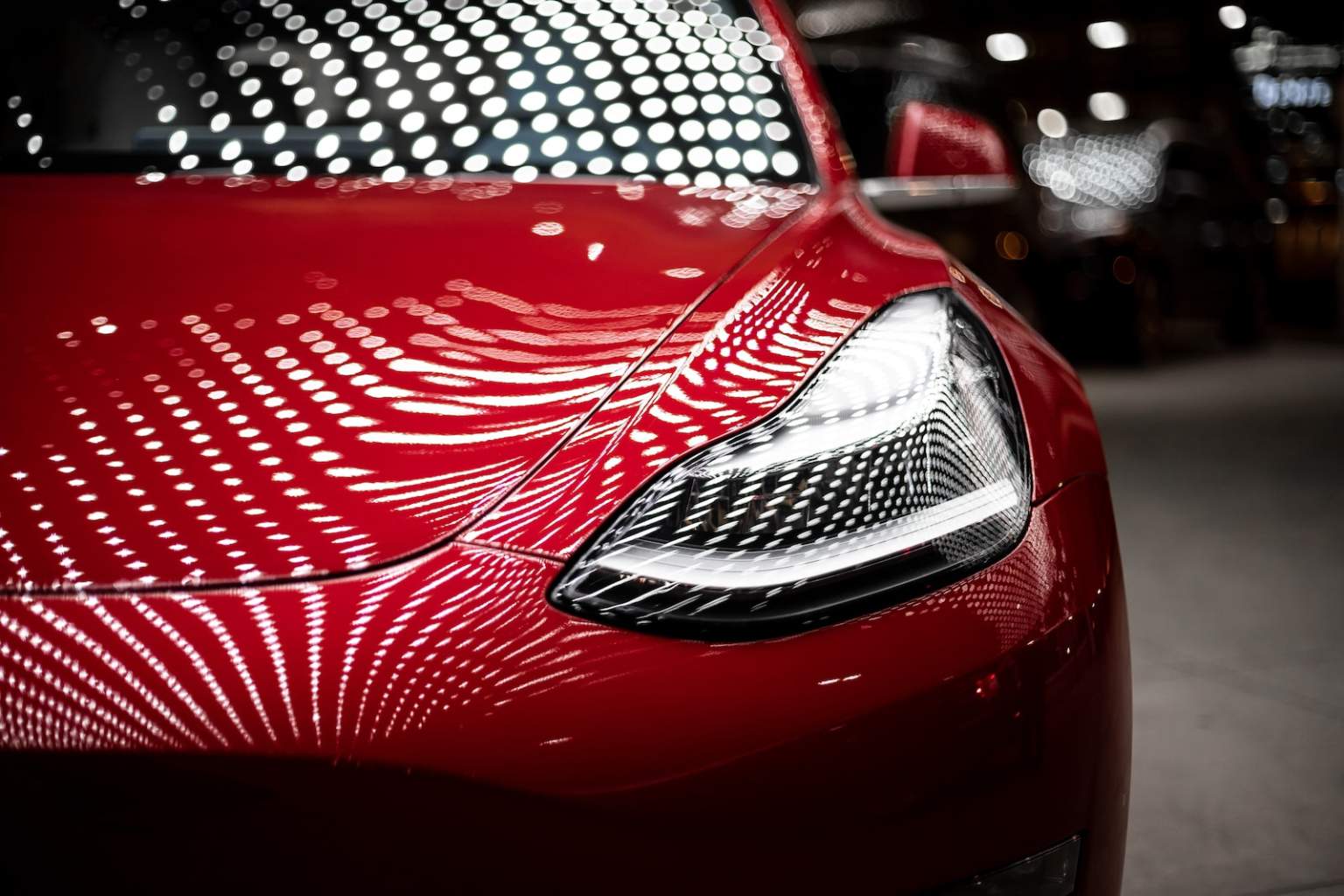 Comment les « obsessions » et les distractions de Musk ont fait déraper le projet « Full Auto Pilot ». close-up photography of red car