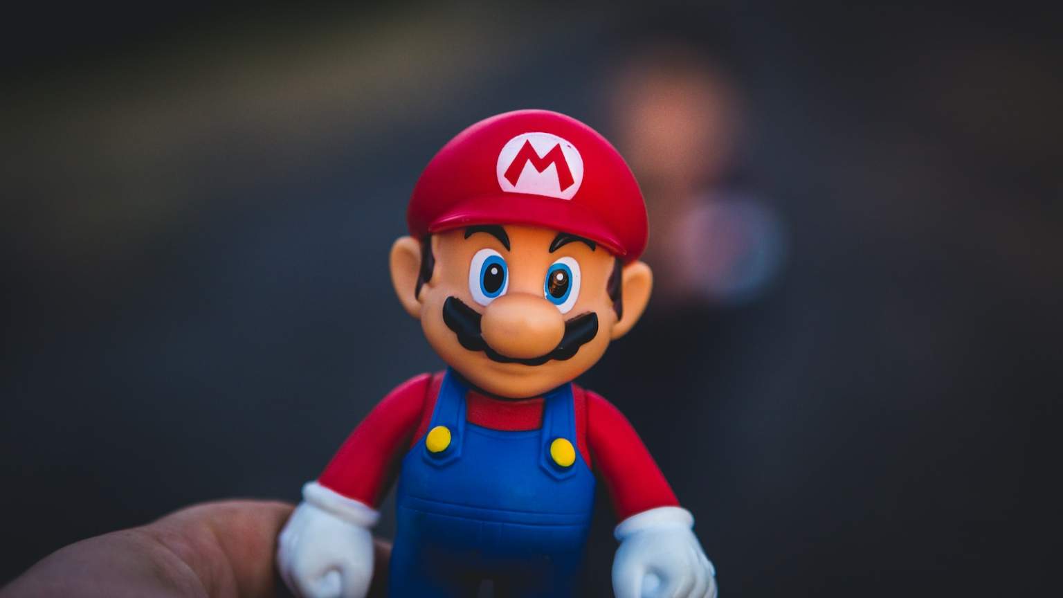 Retour sur le phénomène Super Mario Bros super mario in blue and red shirt figurine
