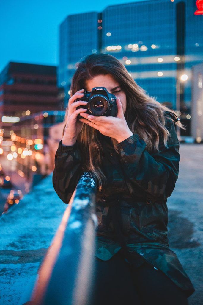 6 conseils pour réussir vos photos de voyage comme un pro woman using camera