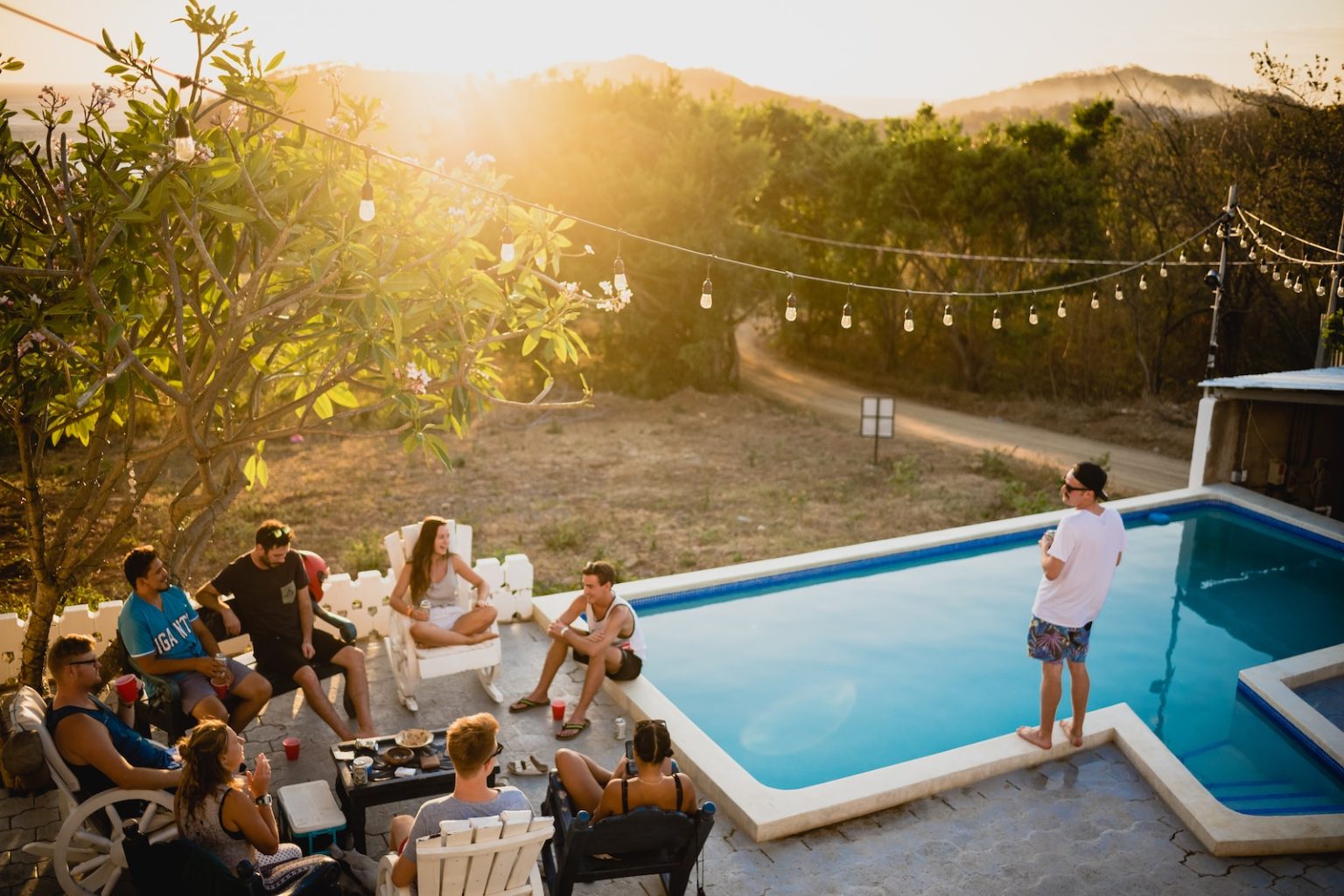 Les 6 secrets pour réussir une soirée entre amis inoubliable people sitting on chairs near pool