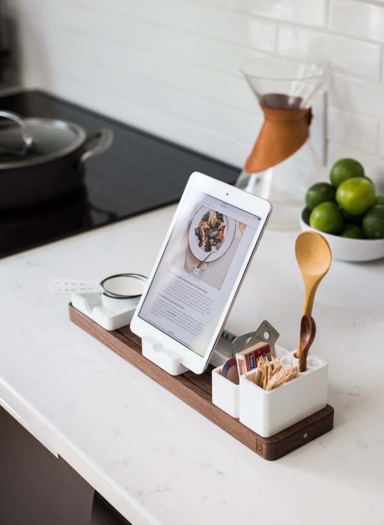 10 recettes faciles et délicieuses pour impressionner vos invités sans effort closeup photo of turned on iPad with rack on table