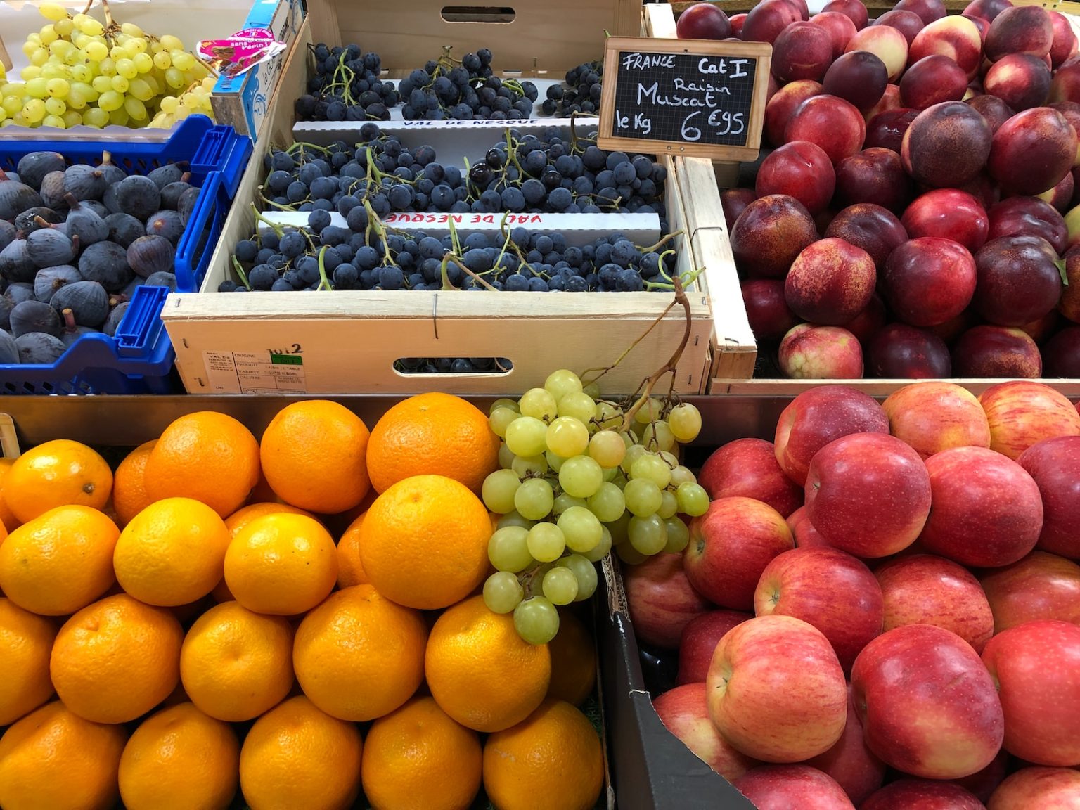 Les 10 plus beaux marchés de France à explorer pour un voyage culinaire yellow citrus fruit beside red apples and green grapes