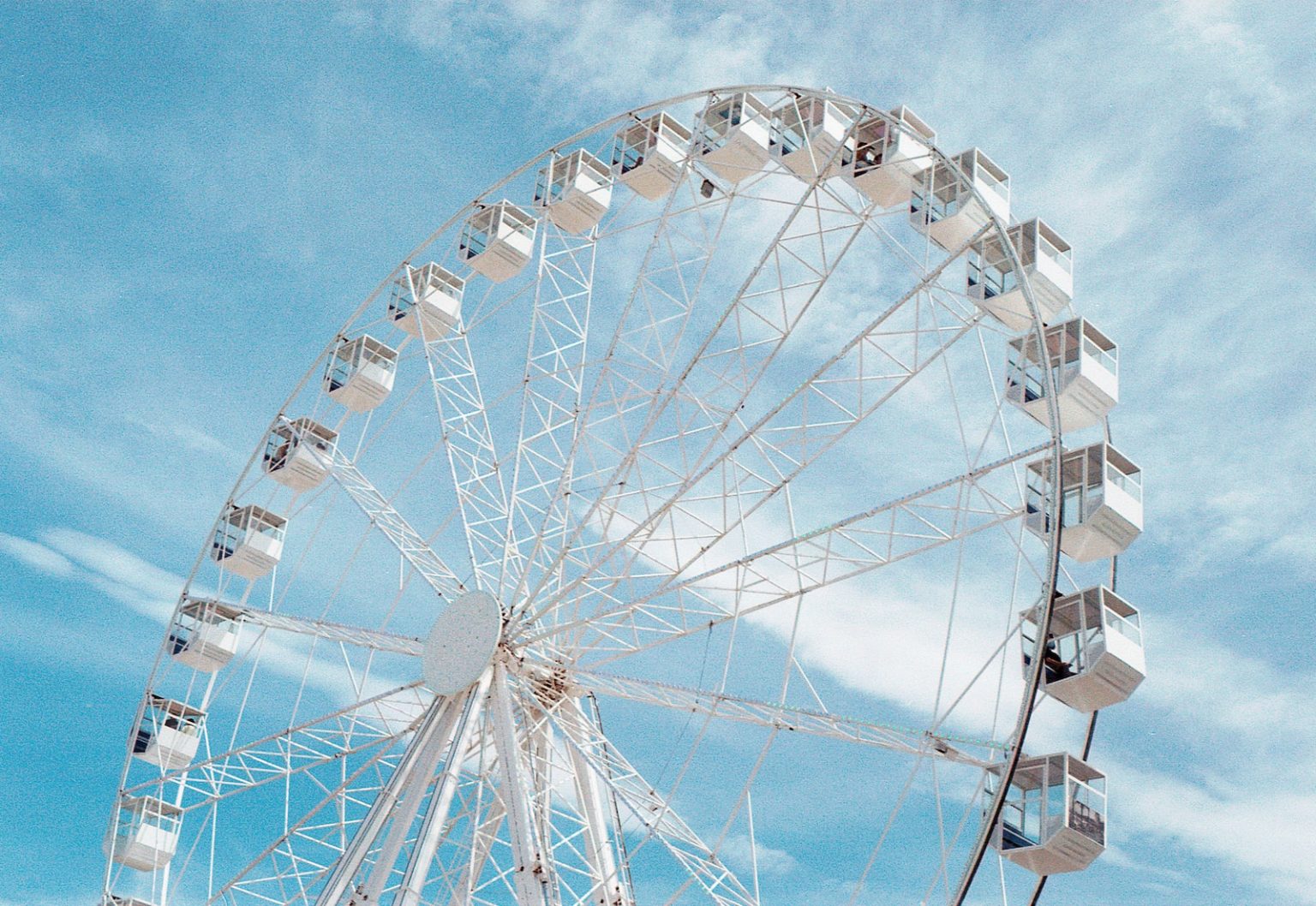 9 parcs d’attractions incontournables pour un séjour en France en famille a large ferris wheel sitting under a blue sky