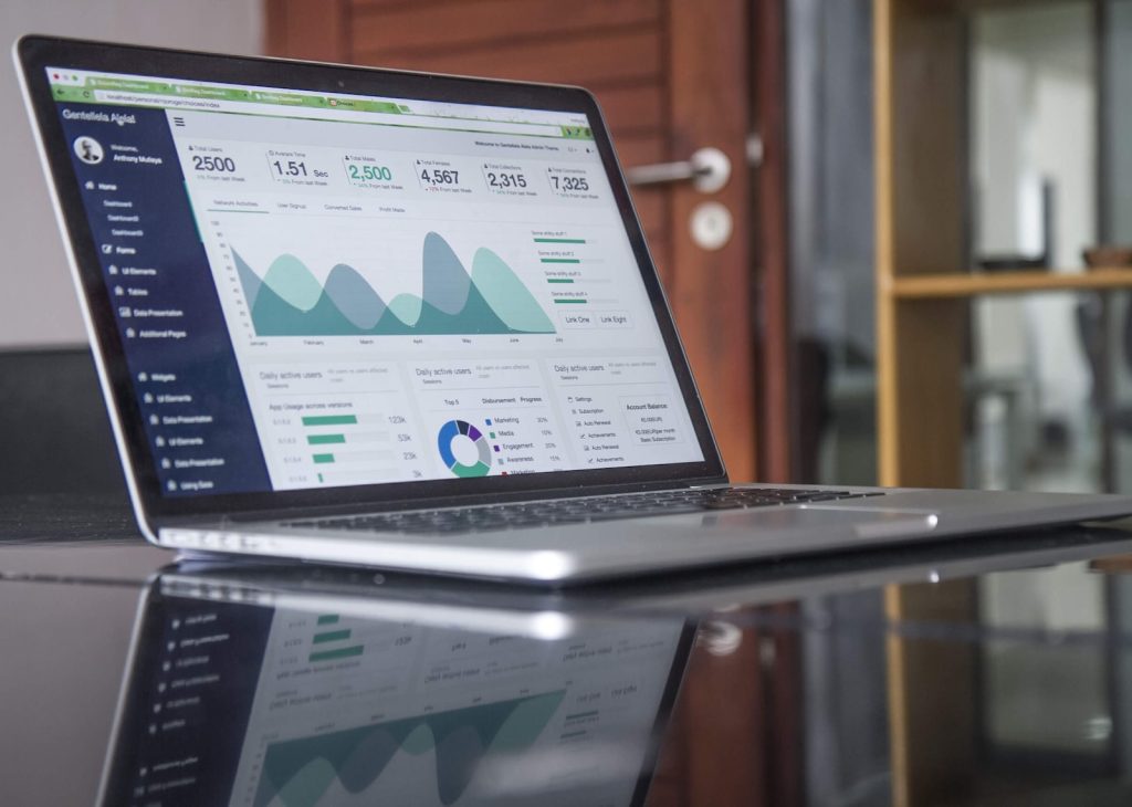Tout savoir sur la meilleure agence seo optimize 360 - plare. laptop computer on glass-top table