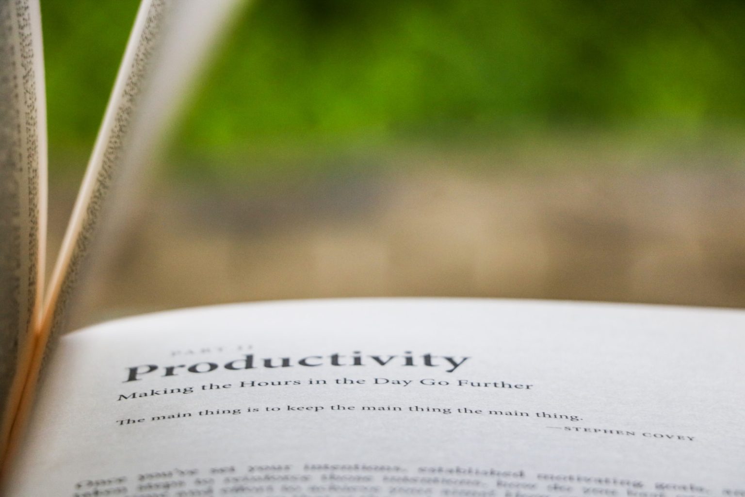 Les 7 meilleures applications pour booster votre productivité en 2024 selective focus photography of Productivity printed book