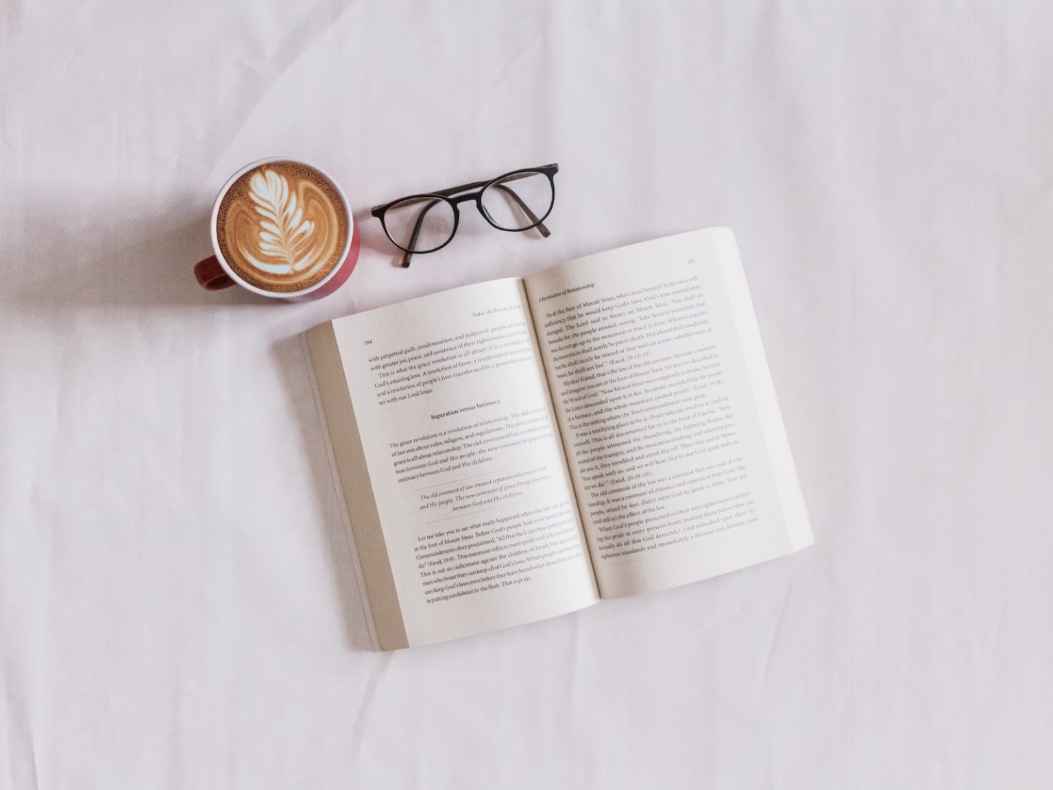 6 conseils pour améliorer votre expérience de lecture book near eyeglasses and cappuccino