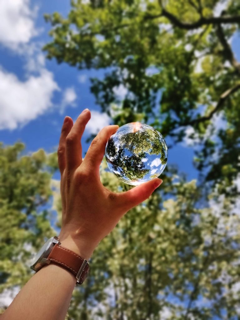 CSR : Corporate social responsibility definition et exemples unknown person holding clear glass ball