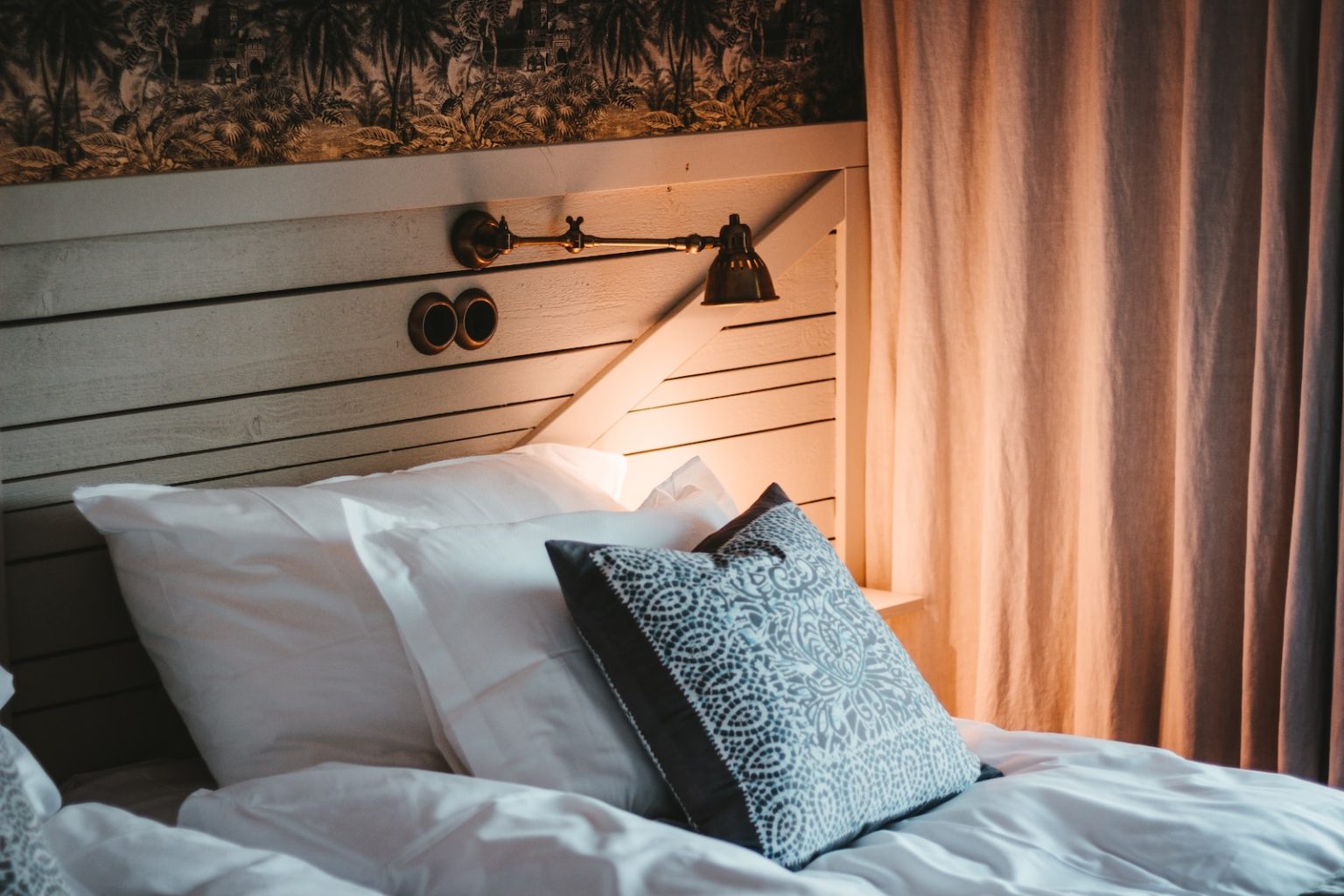9 conseils pour transformer votre chambre en havre de paix empty bed beside white curtain