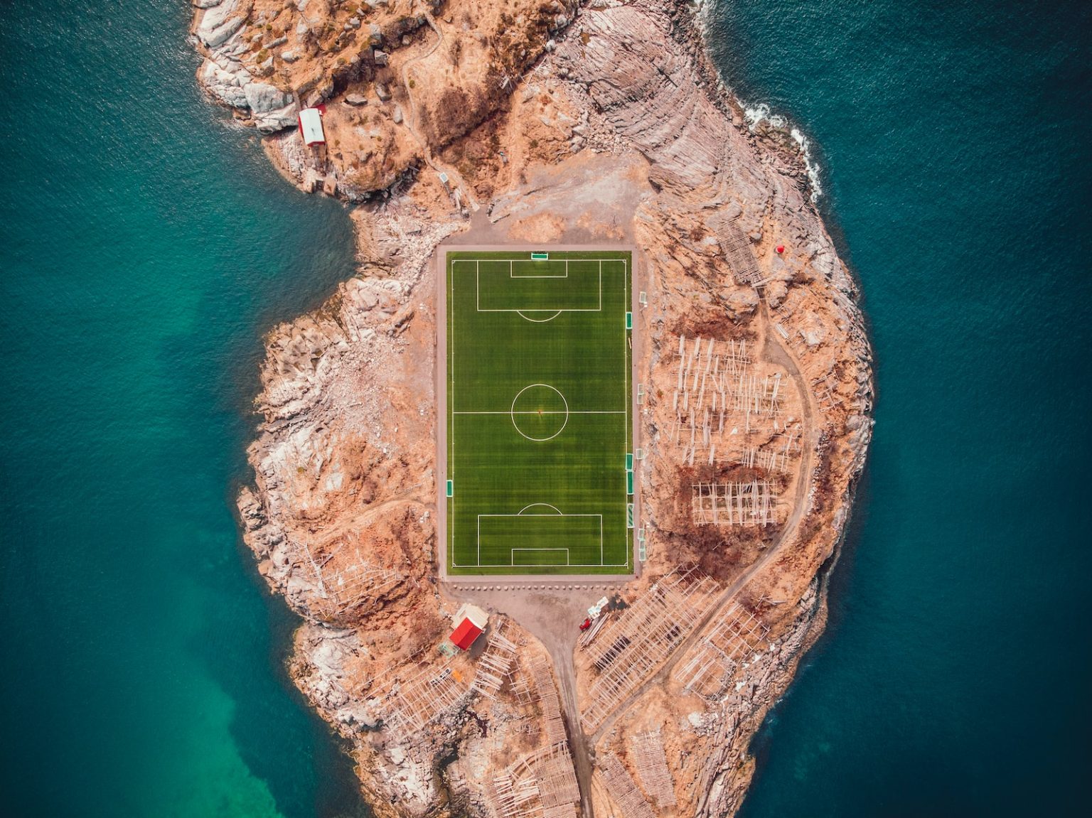 Les 10 meilleures destinations pour des vacances d’été sportives aerial photography of soccer field near body of water
