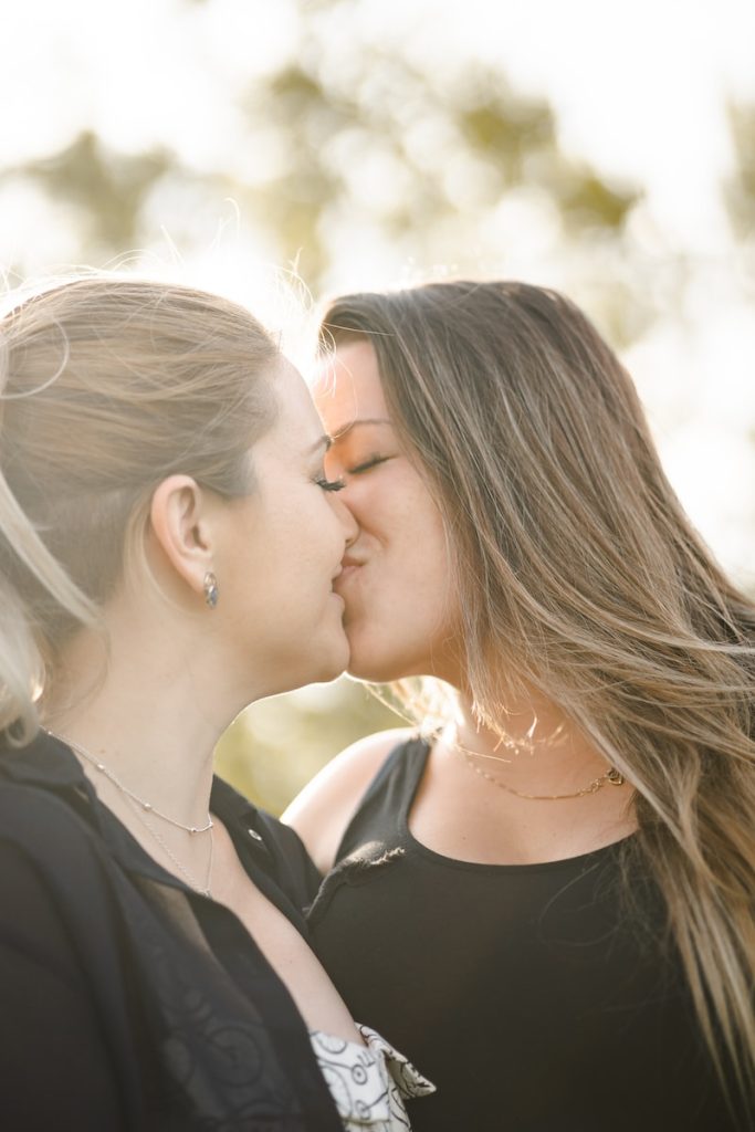 Les 6 meilleures applications de rencontres pour trouver l’amour en 2024 woman kissing womans cheek