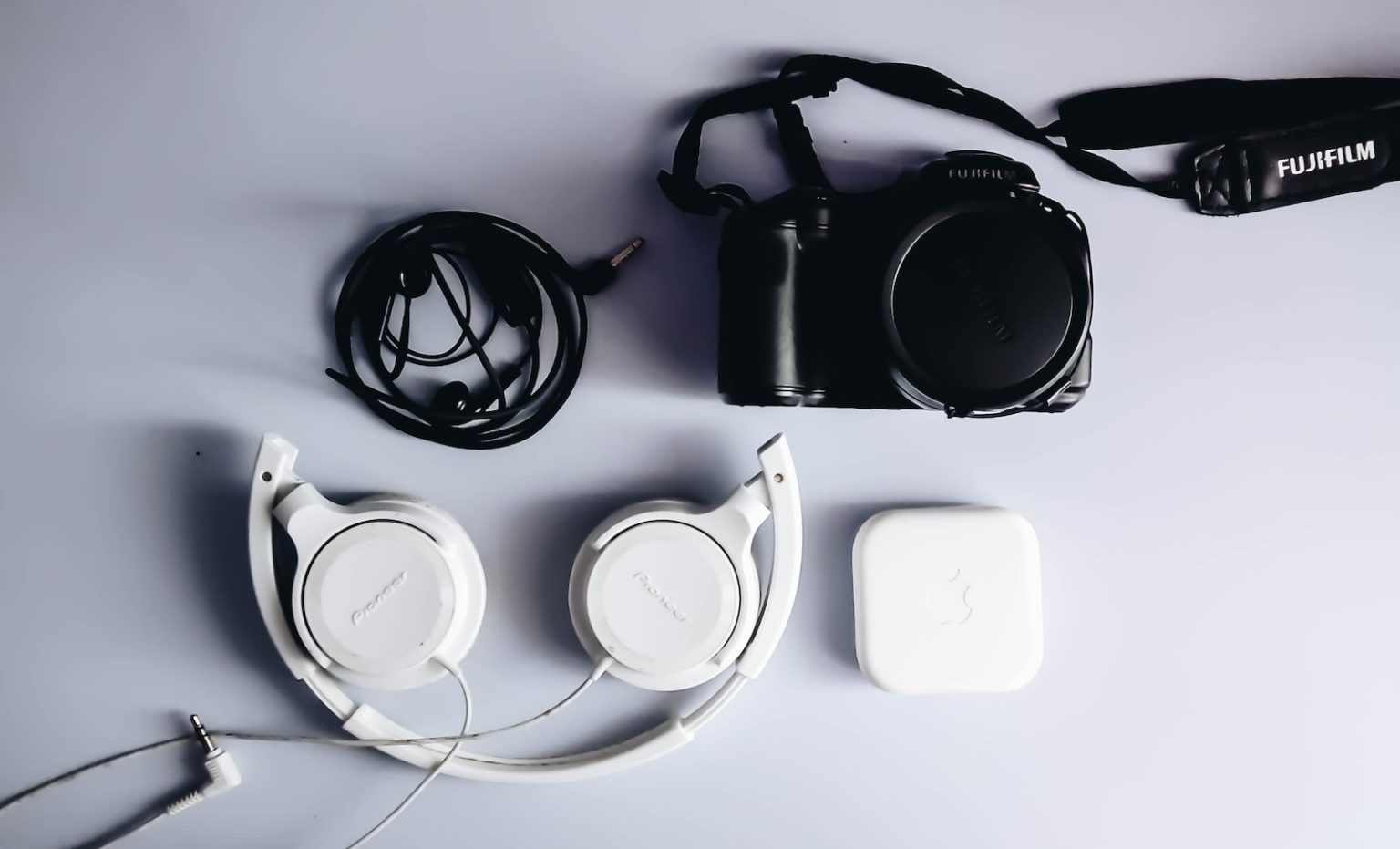 5 gadgets révolutionnaires qui vont changer votre quotidien en 2024 black Fujifilm DSLR camera and white corded headphones