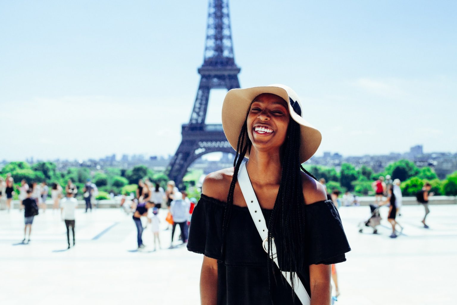 7 idées de week-ends insolites pour des escapades inoubliables woman standing behind Eiffel Tower during daytime